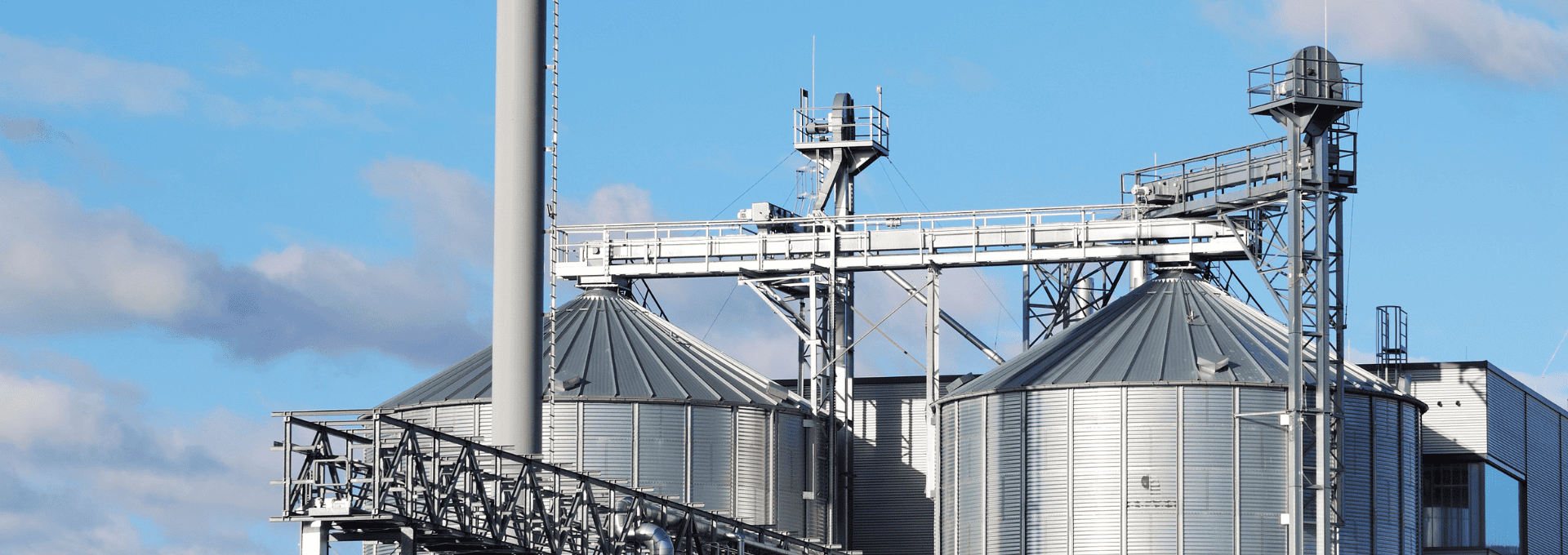 Estruturas de aço e tanques de armazenamento no setor de energia.