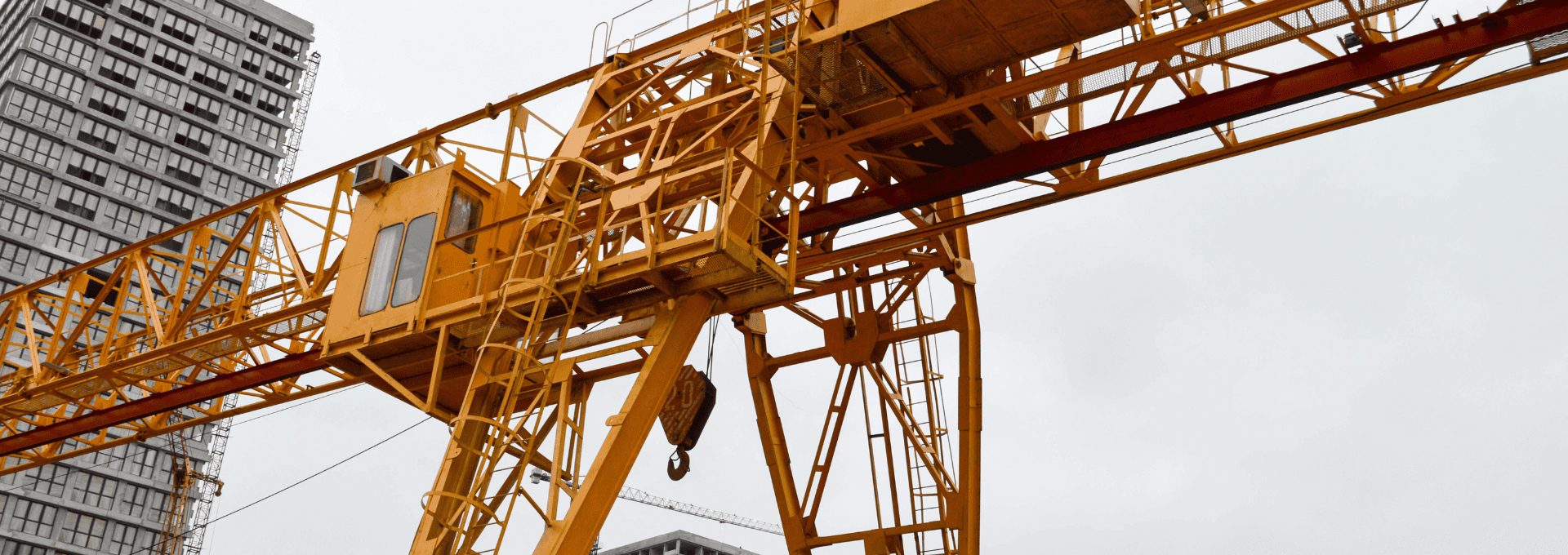 Estructura de grúa de acero utilizada en la construcción de maquinaria y equipos pesados.