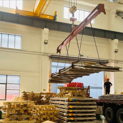 Los trabajadores transportan planchas de acero