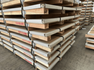 After packaging, stainless steel plates are stacked with wooden strips.