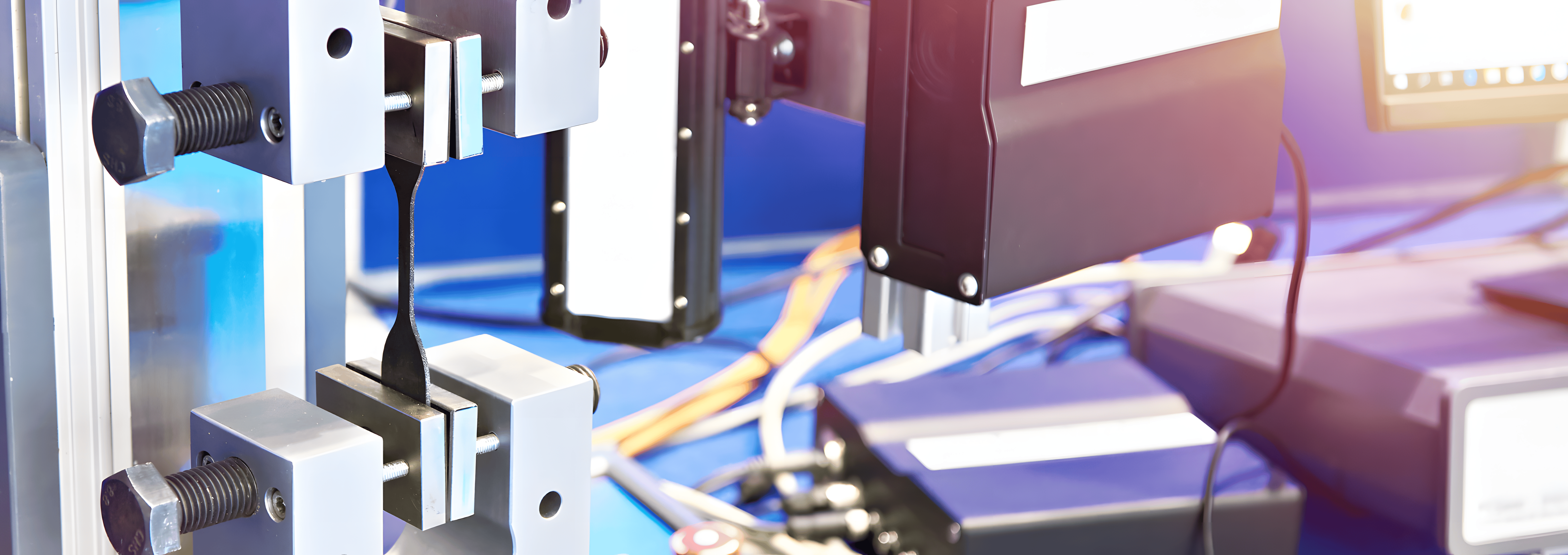 صورة مقربة لمعدات الاختبار الدقيقة التي من المحتمل استخدامها لتقييم جودة قضبان الطحن في بيئة معملية خاضعة للرقابة.