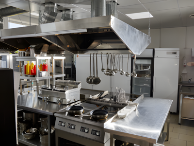 Os utensílios de cozinha dessa cozinha são todos feitos de chapas de aço inoxidável 304.