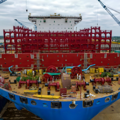 El barco está siendo puesto en el mar