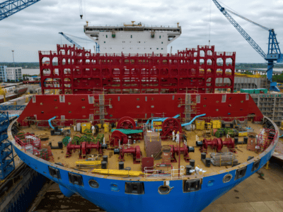Con tàu đang được đưa xuống biển