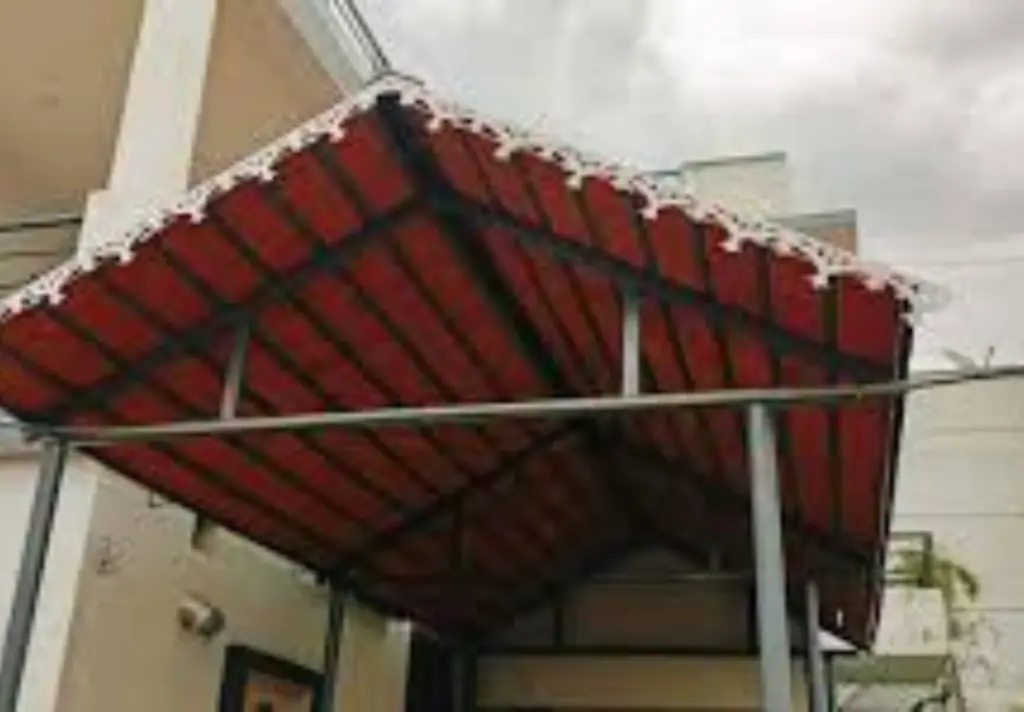 Các công nhân đã hoàn thành việc lợp mái