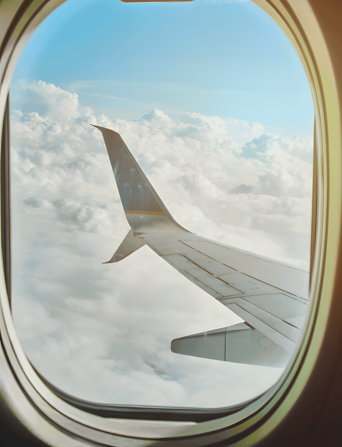 Blick aus dem Fenster eines Flugzeugs auf die Tragfläche zur Veranschaulichung der Verwendung von legiertem Stabstahl in Luft- und Raumfahrtstrukturen.