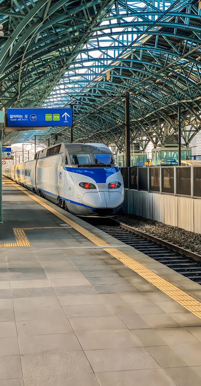 Trem de alta velocidade em uma estação, demonstrando o uso de aço em trilhos e carrocerias de vagões ferroviários para maior durabilidade e desempenho.