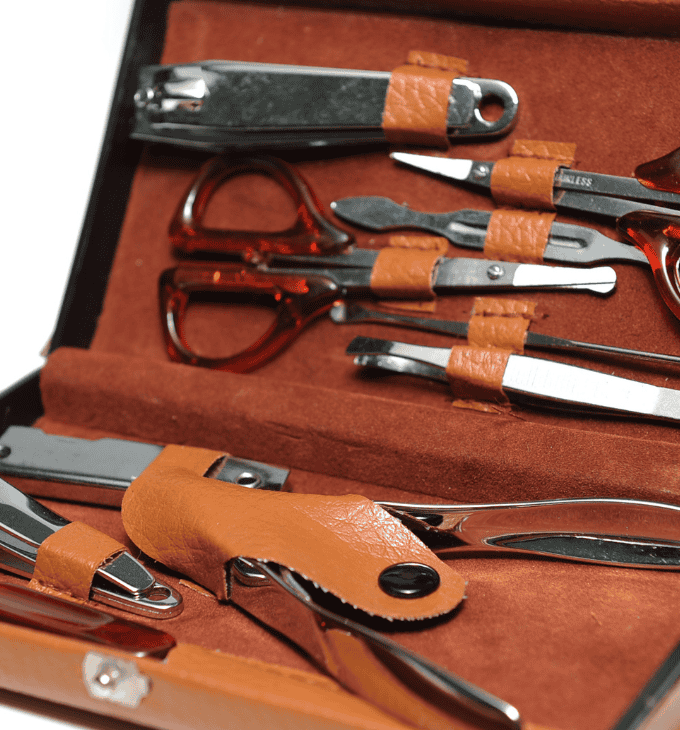 In the brown toolbox are various steel tools for household use.